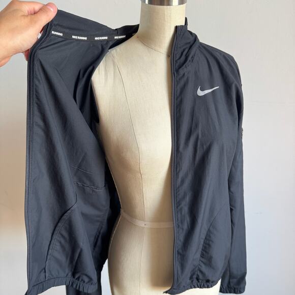 NIKE Women's UV Protection Light Hooded Running Jacket DH1990 010 N5 - Picture 5 of 9